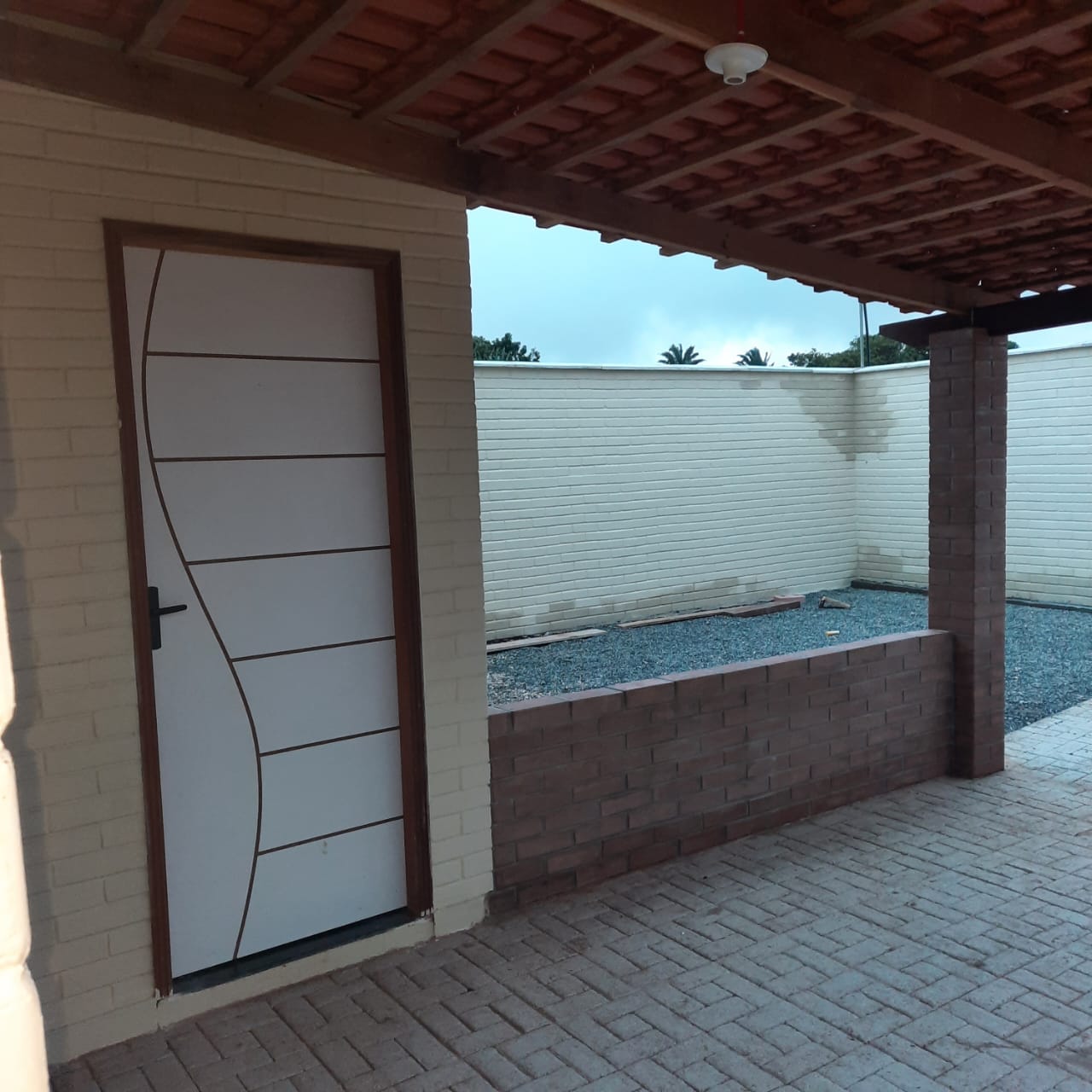 Área externa coberta, Baixo Custo. 