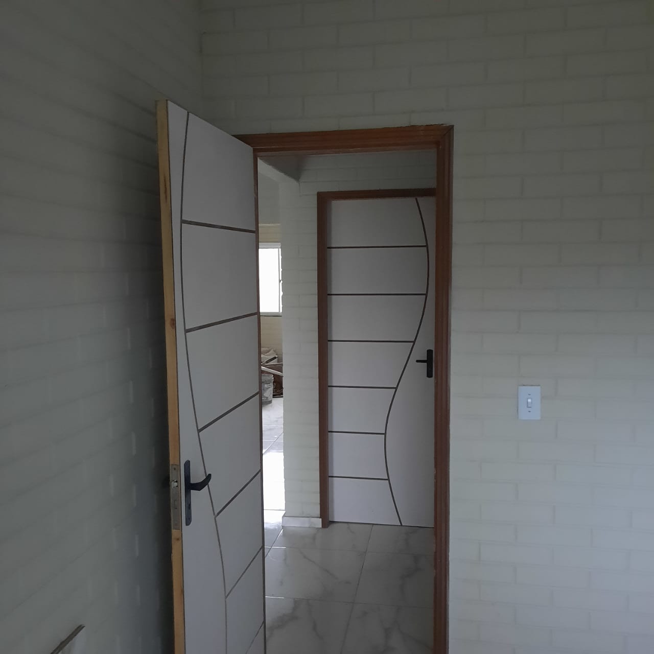 Área Interna, Baixo Custo.